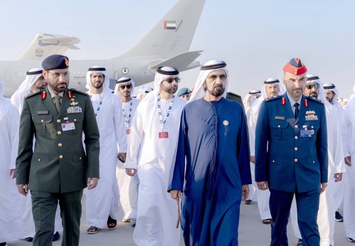 محمد بن راشد خلال الجولة بحضور أحمد بن سعيد ومنصور بن محمد وراشد الشامسي وكبار الضباط والمسؤولين