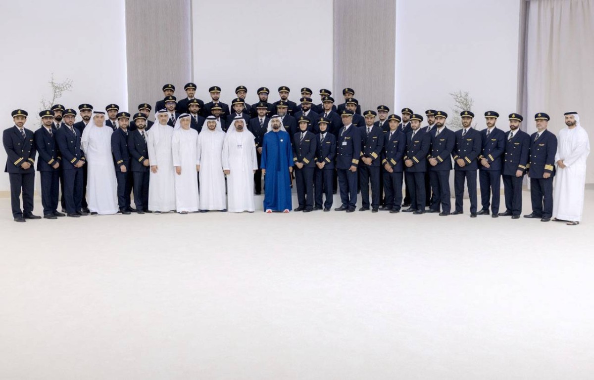 محمد بن راشد خلال لقائه بحضور أحمد بن سعيد وعادل الرضا مجموعة من الطيارين الإماراتيين العاملين في طيران الإمارات 
