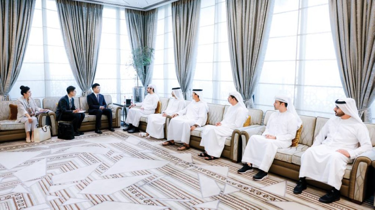 مكتوم بن محمد خلال لقائه لياو لين بحضور محمد الحسيني وهلال المري وعيسى كاظم وعارف أميري 