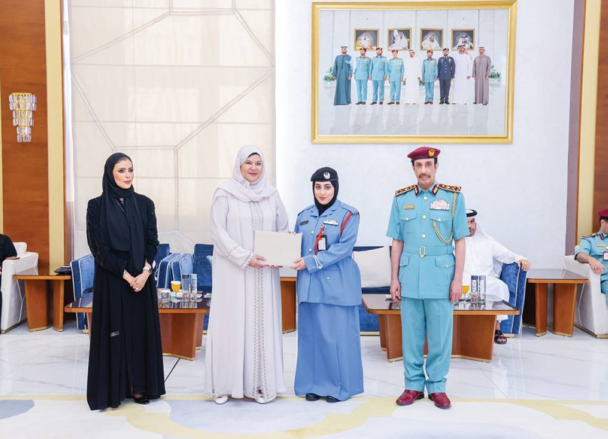 سناء سهيل وسلطان النعيمي خلال تكريم إحدى المنتسبات للبرنامج |