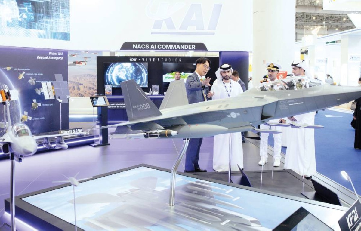 منصور بن محمد يطلع على نموذج لإحدى الطائرات