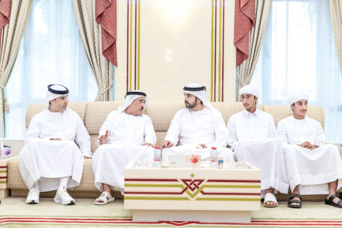 حمدان بن محمد خلال تقديم واجب العزاء بحضور أحمد الشعفار وخالد الشعفار وأحمد ويحيى أسامة الشعفار