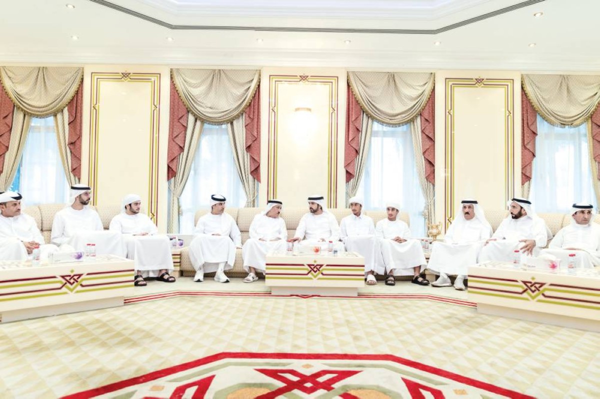 حمدان بن محمد خلال تقديم واجب العزاء بحضور سعيد بن مكتوم وعمر العلماء وسيف الشعفار وأحمد الشعفار وعلي الشعفار وخالد الشعفار وأحمد ويحيى أسامة الشعفار