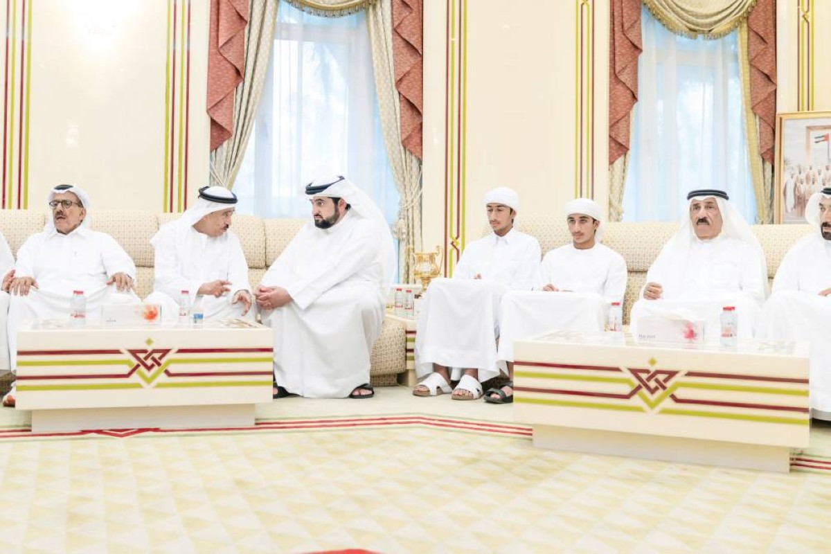 أحمد بن محمد خلال تقديم واجب العزاء بحضور أحمد الشعفار وعلي الشعفار وخلف الحبتور وأحمد ويحيى أسامة الشعفار
