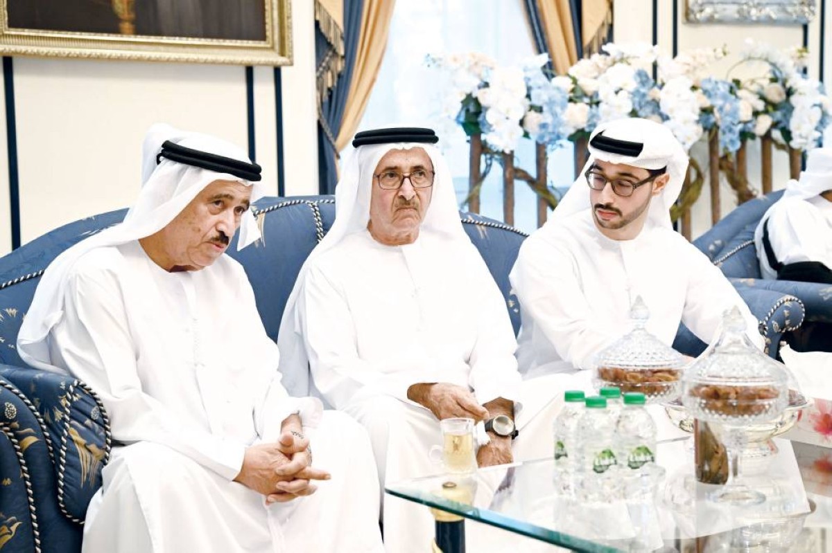 المر بن مكتوم وزايد بن المر وأحمد الشعفار خلال العزاء