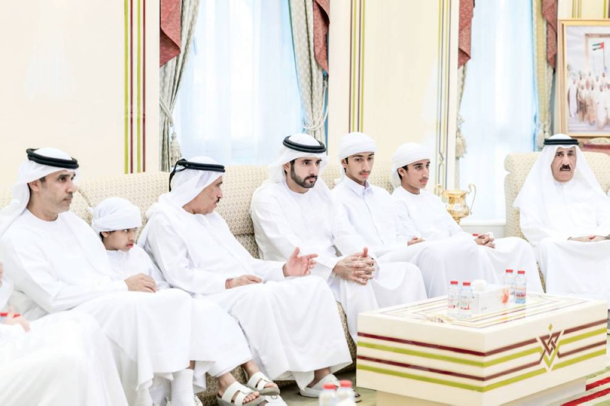 حمدان بن محمد خلال تقديم واجب العزاء بحضور أحمد الشعفار وعلي الشعفار وخالد الشعفار وأحمد ويحيى أسامة الشعفار