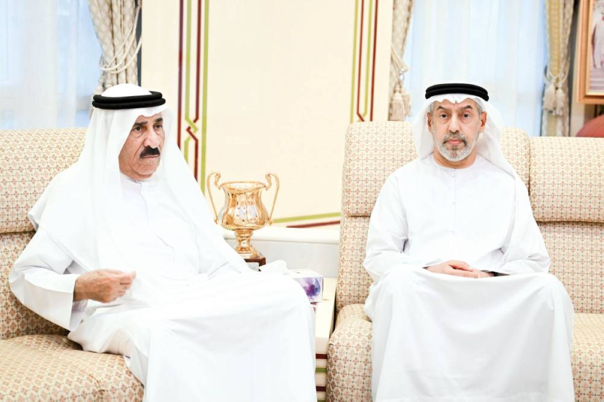 علي الشعفار خلال تقبل العزاء