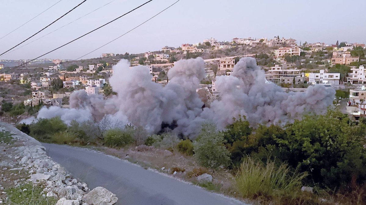 تصاعد أعمدة الدخان إثر غارة إسرائيلية على طيرفلسيه في جنوب لبنان