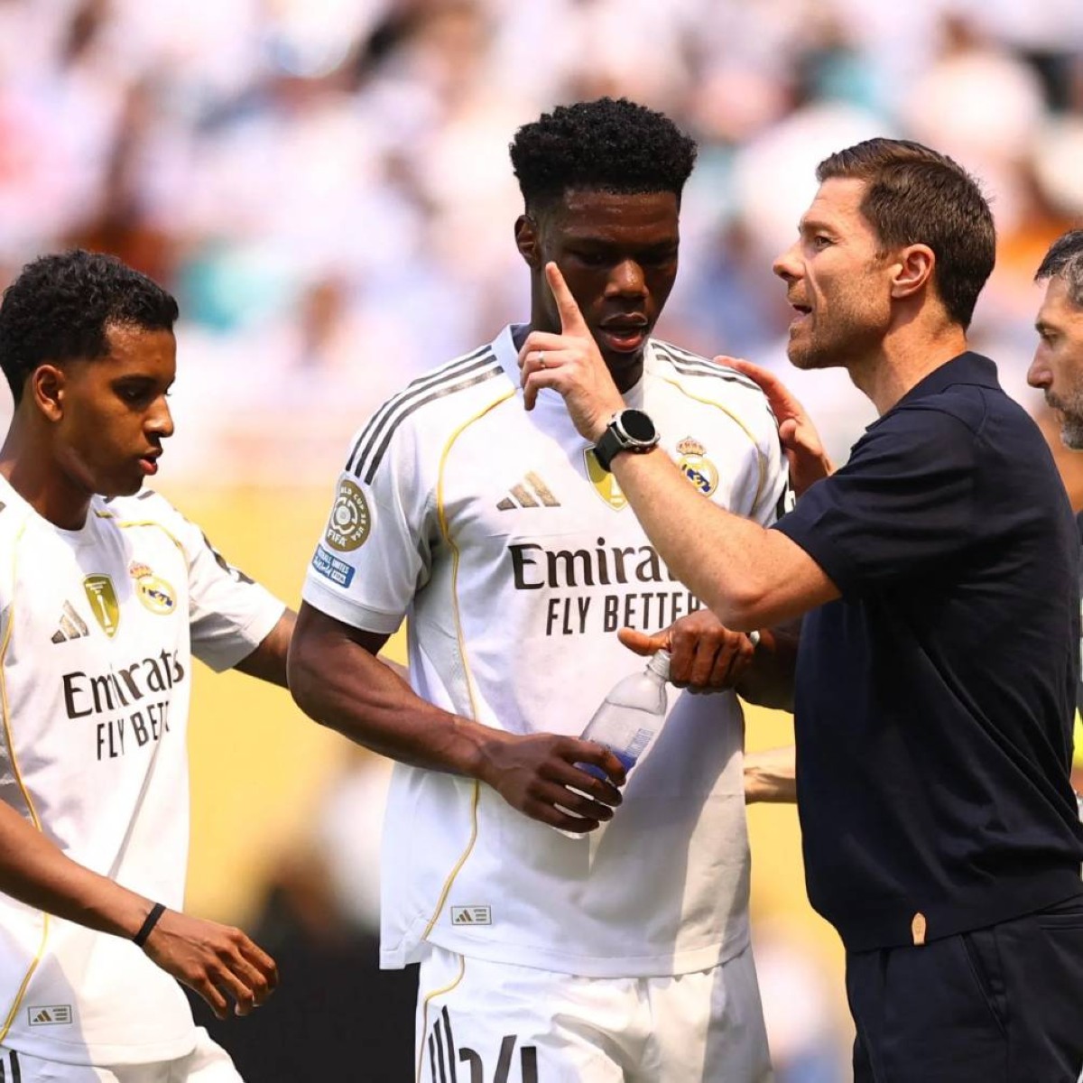 قرار يعيد ترتيب الأوراق.. ألونسو يجهز خطة جديدة لدفاع ريال مدريد