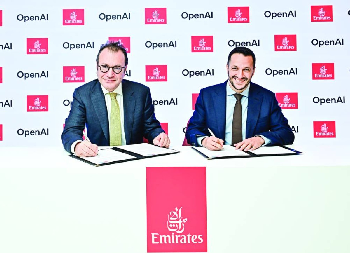 علي سردار ياقوت ورود سوليماني خلال توقيع الاتفاقية في معرض دبي للطيران