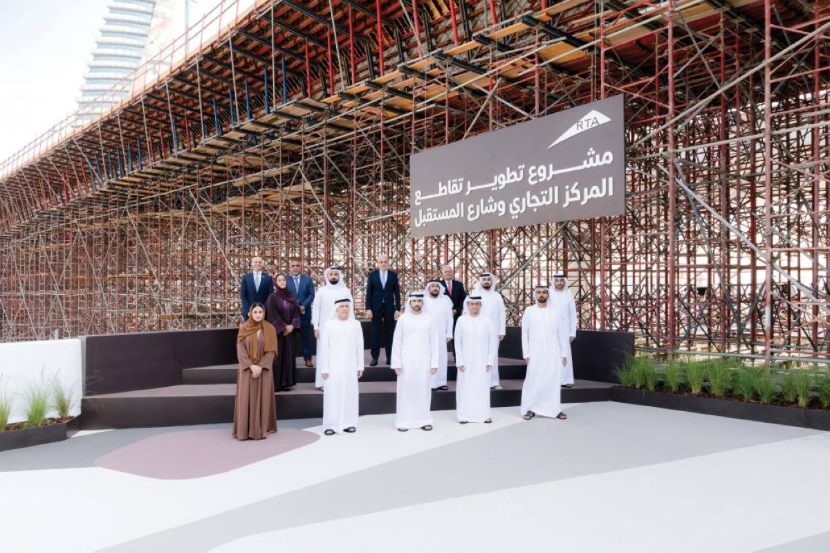 حمدان بن محمد خلال تفقّد المشاريع بحضور مطر الطاير وحسين البنا وموزة المري وحمد الشحي وفهد عرب وعارف شاكري وصلاح الدين المرزوقي وعبدالله لوتاه وسلمى الشامسي