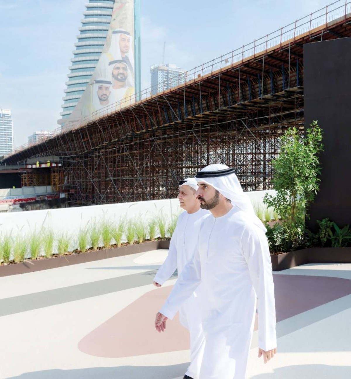 حمدان بن محمد خلال تفقّده المشاريع بحضور مطر الطاير