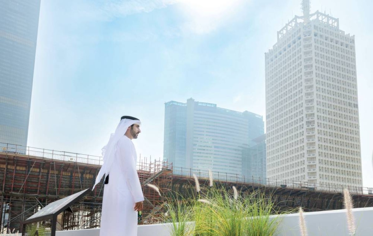 ولي عهد دبي متفقداً المشاريع الحضرية في الإمارة