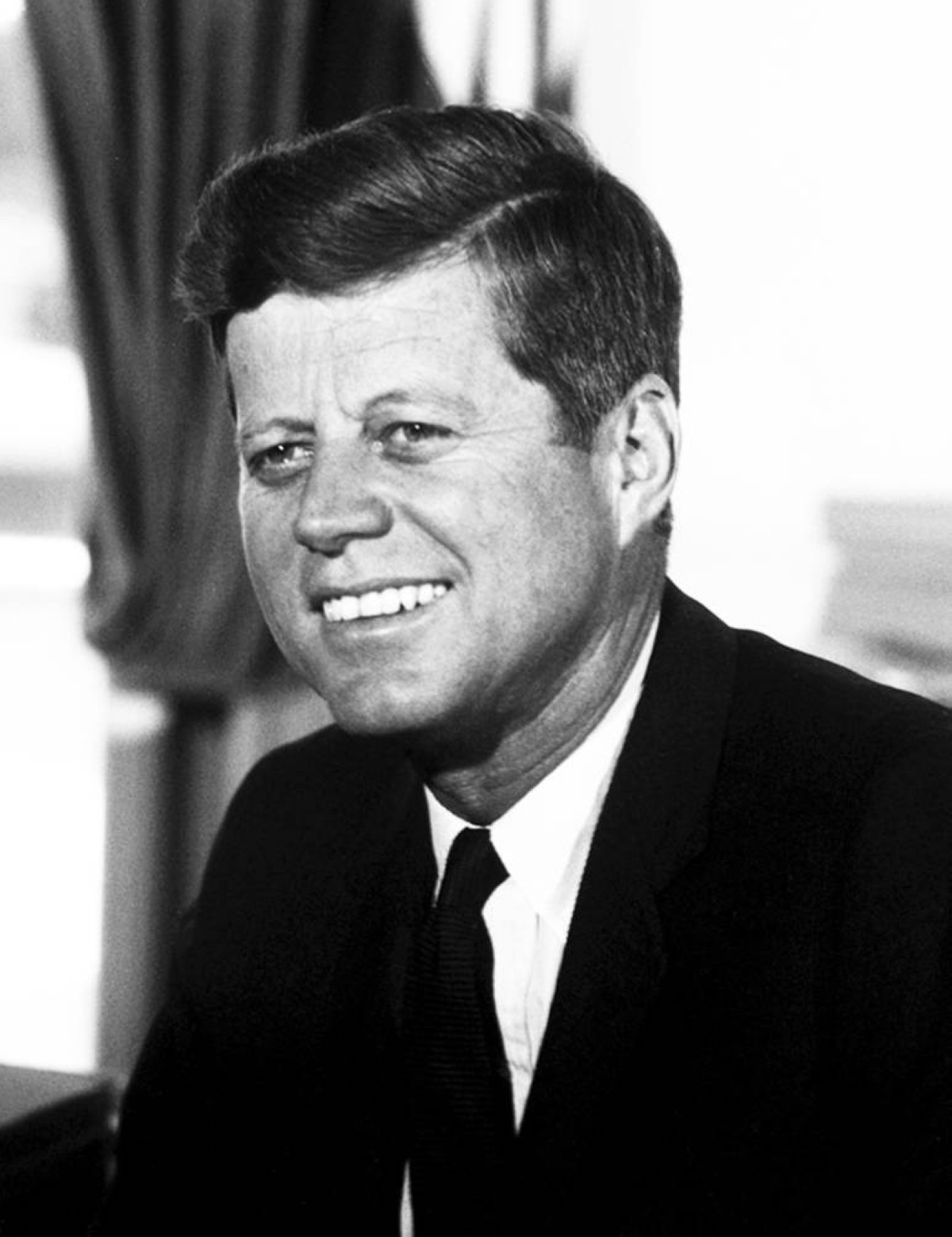 1963  اغتيال الرئيس الأمريكي جون كينيدي، قنصاً، وذلك أثناء زيارته مدينة دالاس.