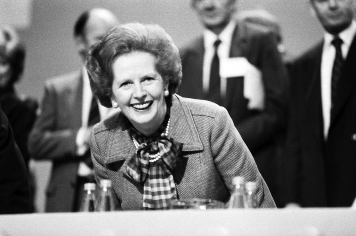 1990  رئيسة وزراء المملكة المتحدة مارغريت تاتشر، الملقبة بالمرأة الحديدية، تقدم استقالتها.