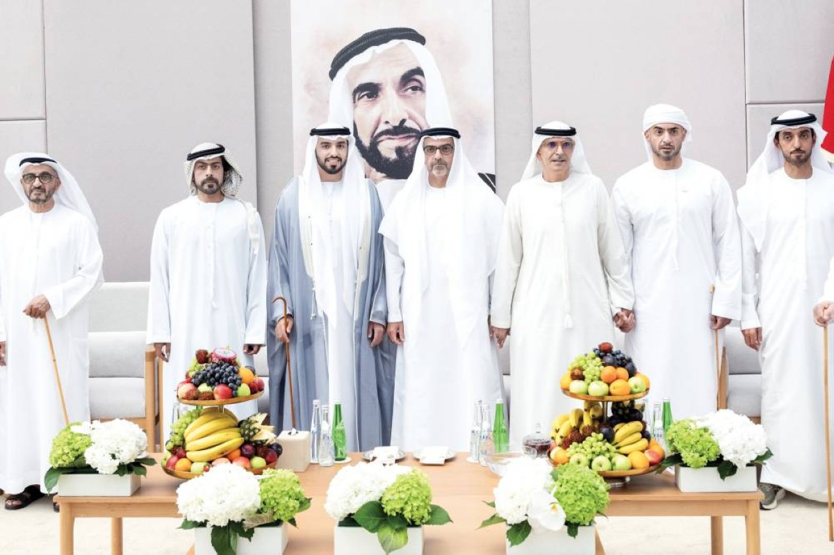 حامد بن زايد وخليفة بن طحنون خلال الحفل