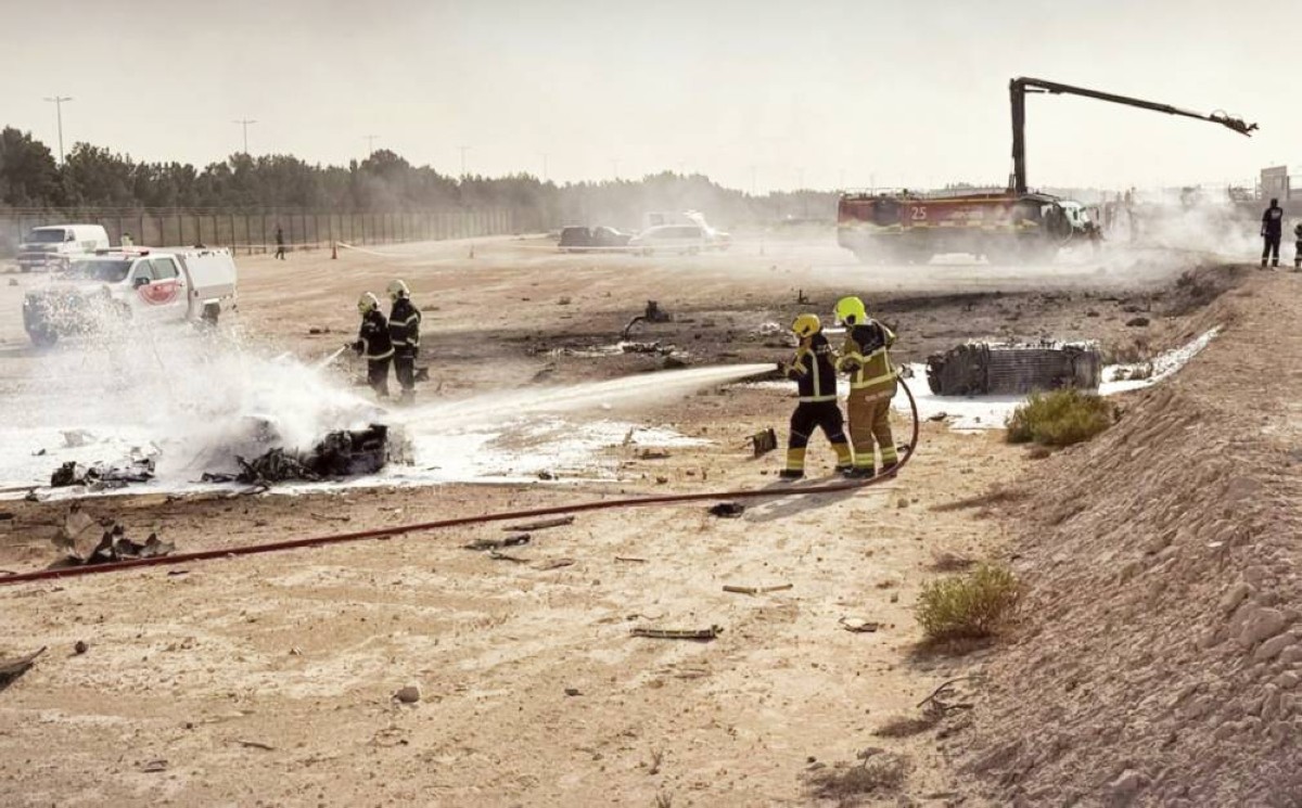 رجال الإطفاء والدفاع المدني في مكان حادث تحطم الطائرة الهندية