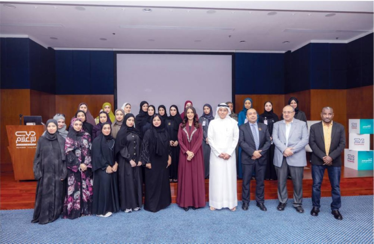 منى بوسمرة في لقطة تذكارية مع وفد الجامعات الثلاث خلال الاستقبال