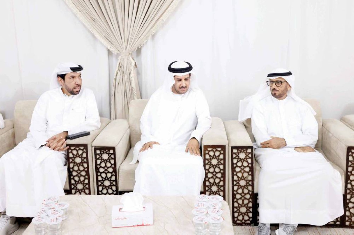 محمد المري وطلال الشنقيطي وعبداللطيف الصايغ خلال العزاء
