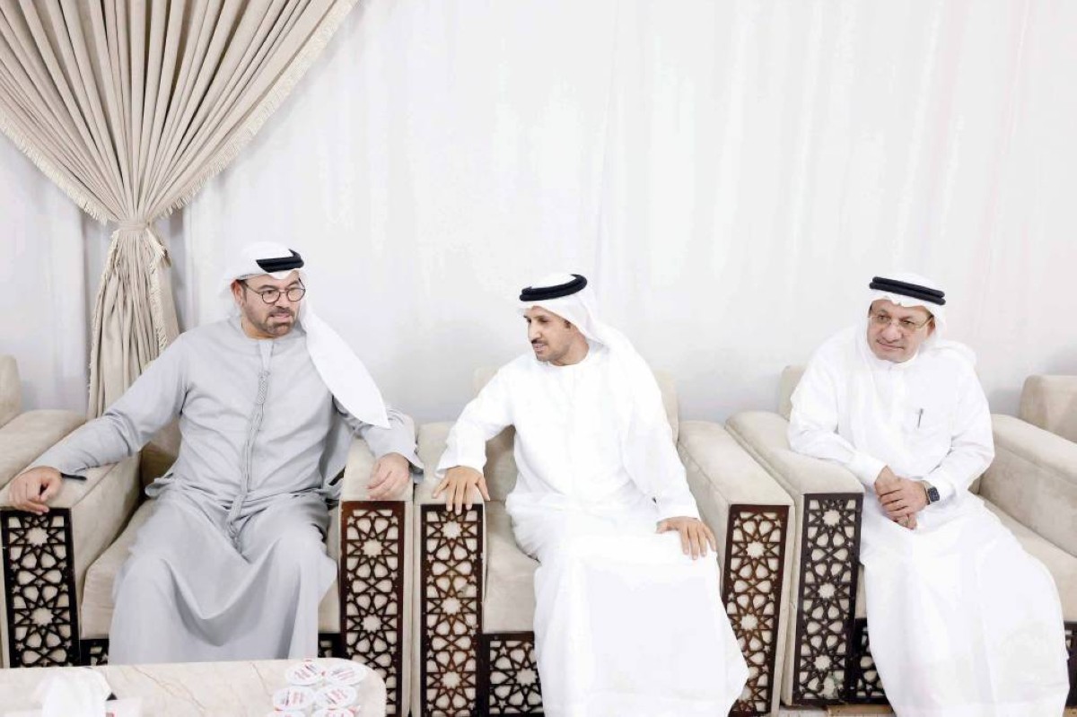 محمد القرقاوي معزياً عبداللطيف الصايغ بحضور حميد القطامي