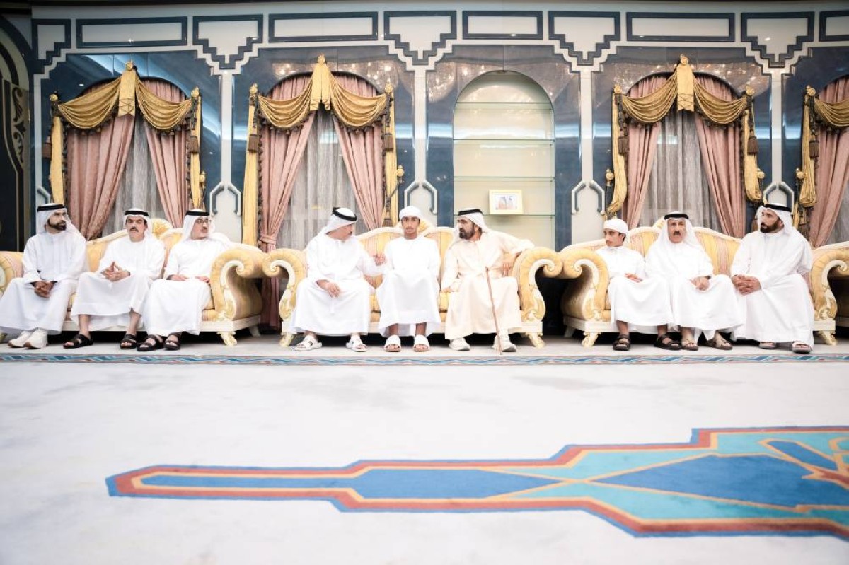 محمد بن راشد خلال تقديم واجب العزاء بحضور سيف الشعفار وأحمد الشعفار وعلي الشعفار وأحمد ويحيى أسامة الشعفار