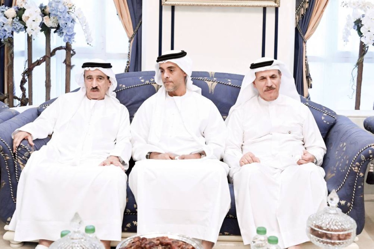 سلطان المنصوري وأحمد الشعفار خلال مجلس العزاء
