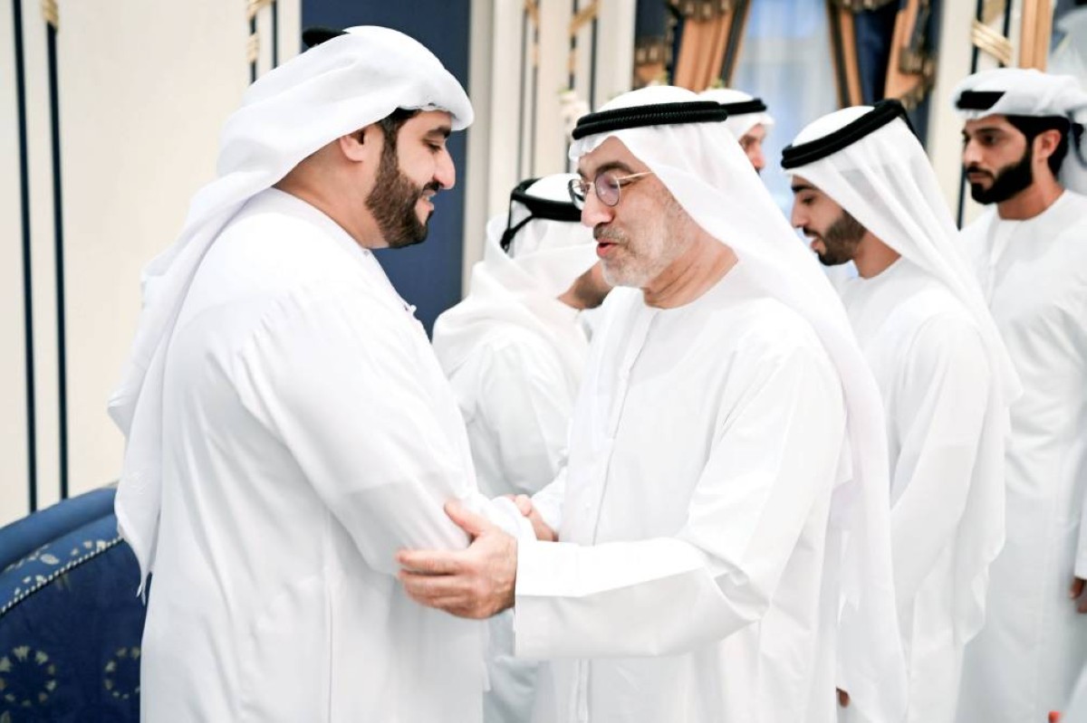 عبدالرحمن العويس خلال تقديم واجب العزاء
