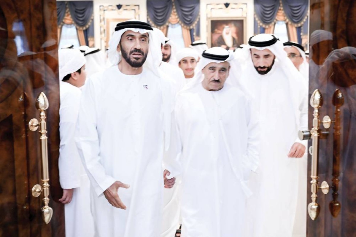 نهيان بن زايد خلال تقديم واجب العزاء بحضور أحمد الشعفار وسيف الشعفار
