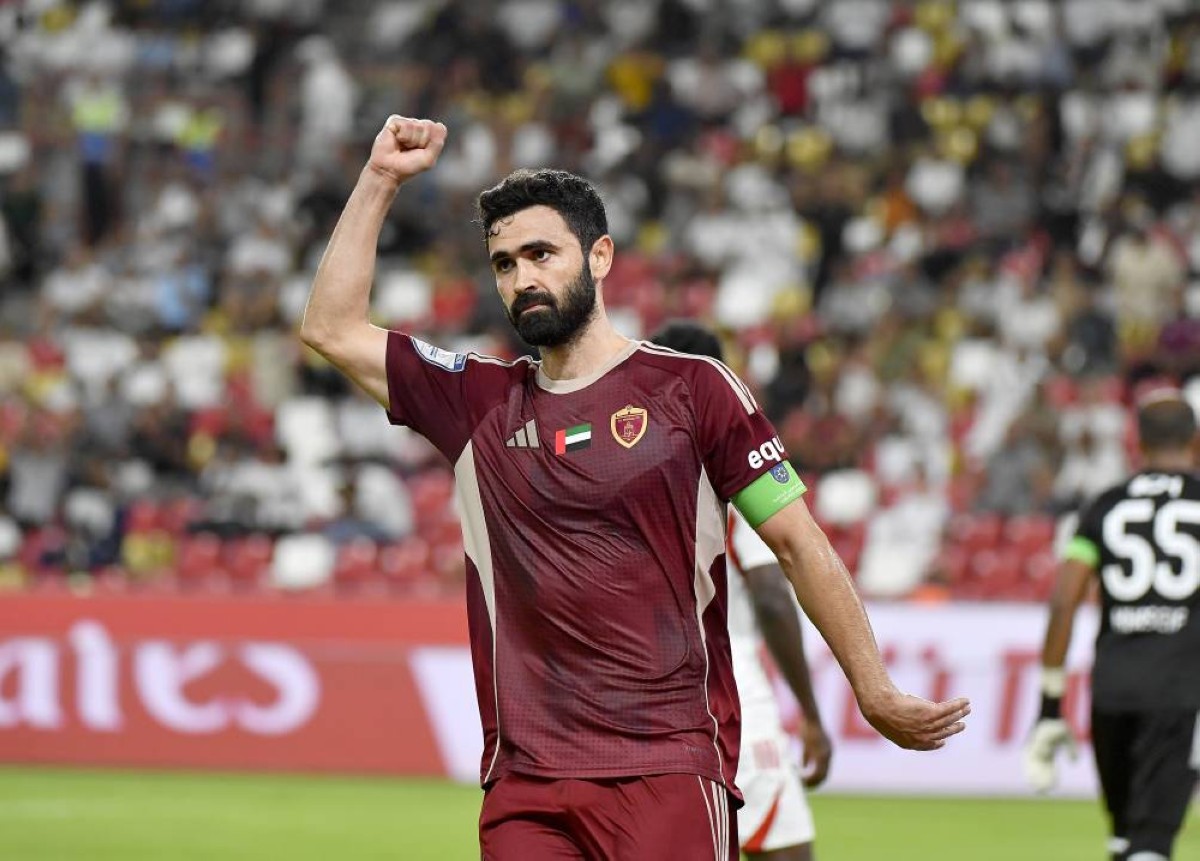 خريبين يهز شباك دبا بقمصان 3 أندية مختلفة.. واحتفالية غريبة لـ «ميمي»