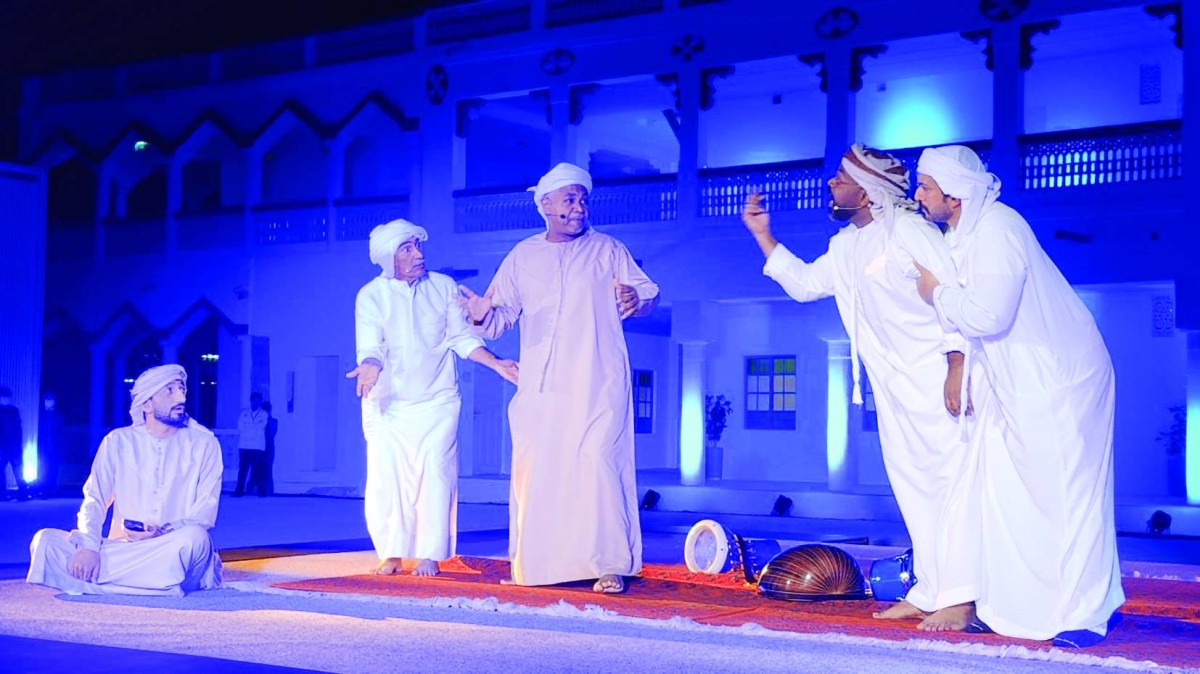 «سمرة».. عرض مسرحي كوميدي يروي حكاية فرقة فنية شعبية