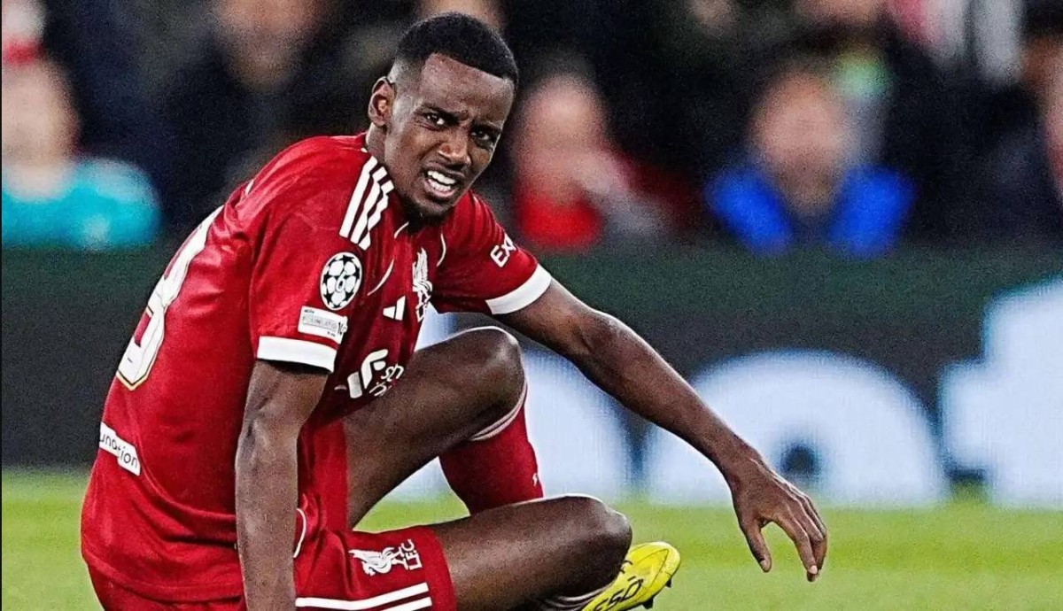 «كلب» يحمي مهاجم ليفربول من التهديدات