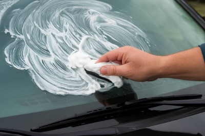 ماذا يحدث عند وضع كريم الحلاقة على الزجاج الأمامي لسيارتك؟