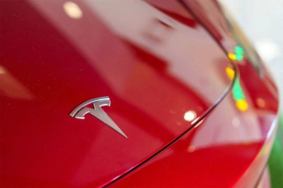 ليس مجرد حرف… ماذا يخفي حرف T على سيارات تسلا؟