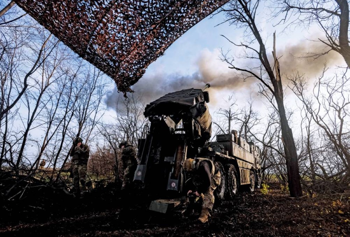 جنود أوكرانيون يطلقون نيران مدافعهم باتجاه مواقع للقوات الروسية في دونيتسك