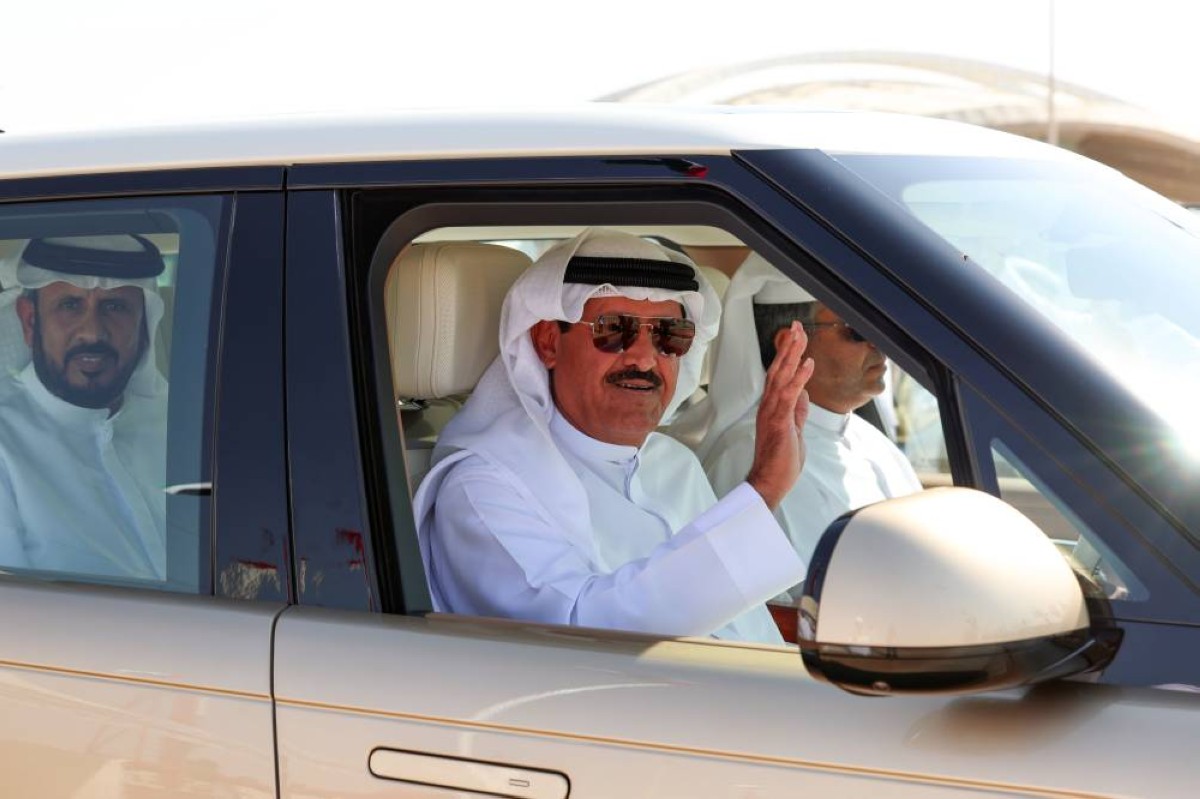 بحضور سلطان بن حمدان.. منافسة قوية في «الحقايق» بجائزة زايد الكبرى للهجن