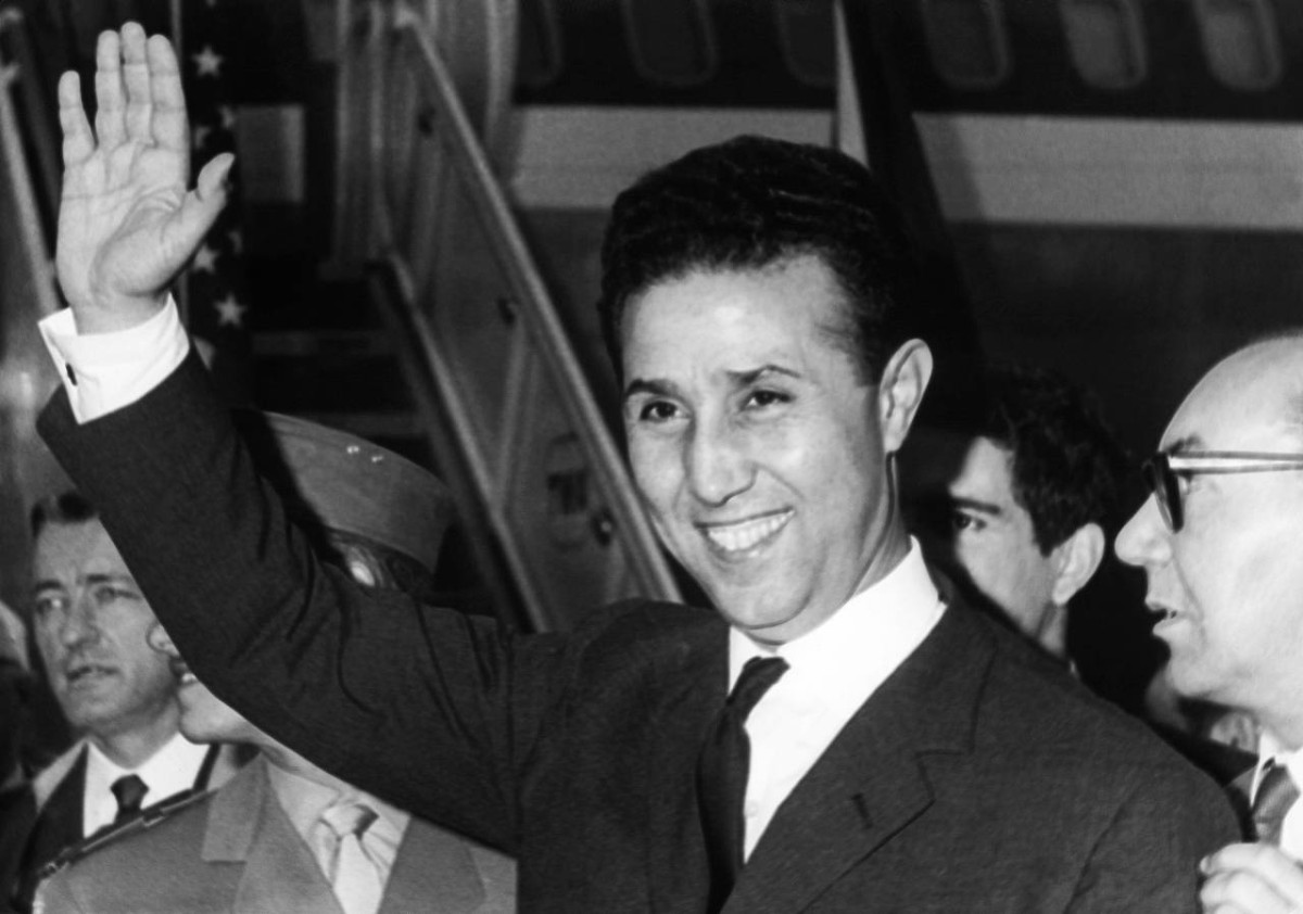 1962 -  أحمد بن بلة يأمر بتشكيل أول حكومة في الجزائر بعد الاستقلال.