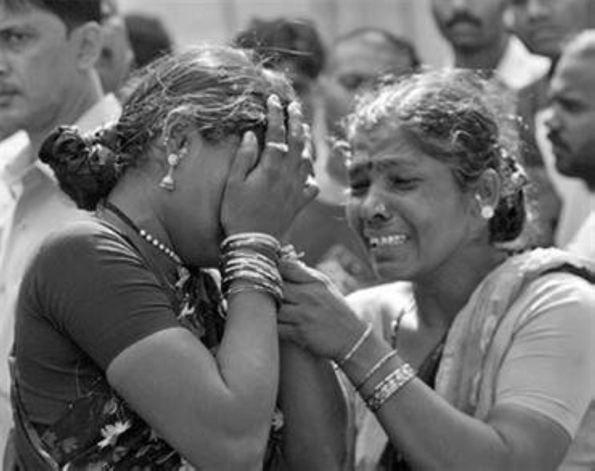 2008 -  سلسلة انفجارات تهز مومباي تستهدف عدة أماكن وخلفت أكثر من 125 قتيلاً.