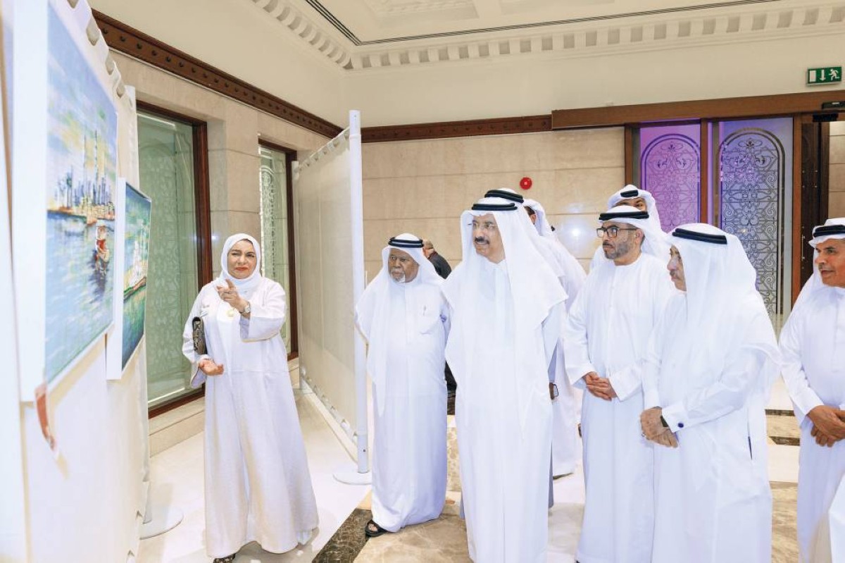 محمد المر وبلال البدور والحضور خلال انطلاق الفعاليات في ندوة الثقافة والعلوم