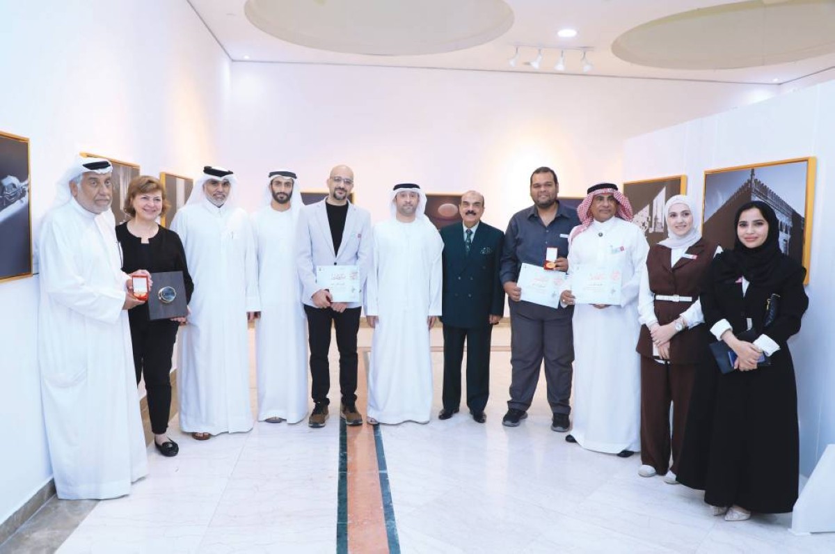 محمد القصير ومحمد يوسف والحضور خلال افتتاح المعرض