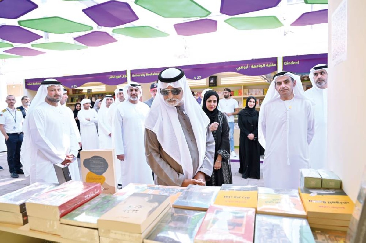 نهيان بن مبارك خالل زيارة المهرجان بحضور علي بن تميم وياسر القرقاوي