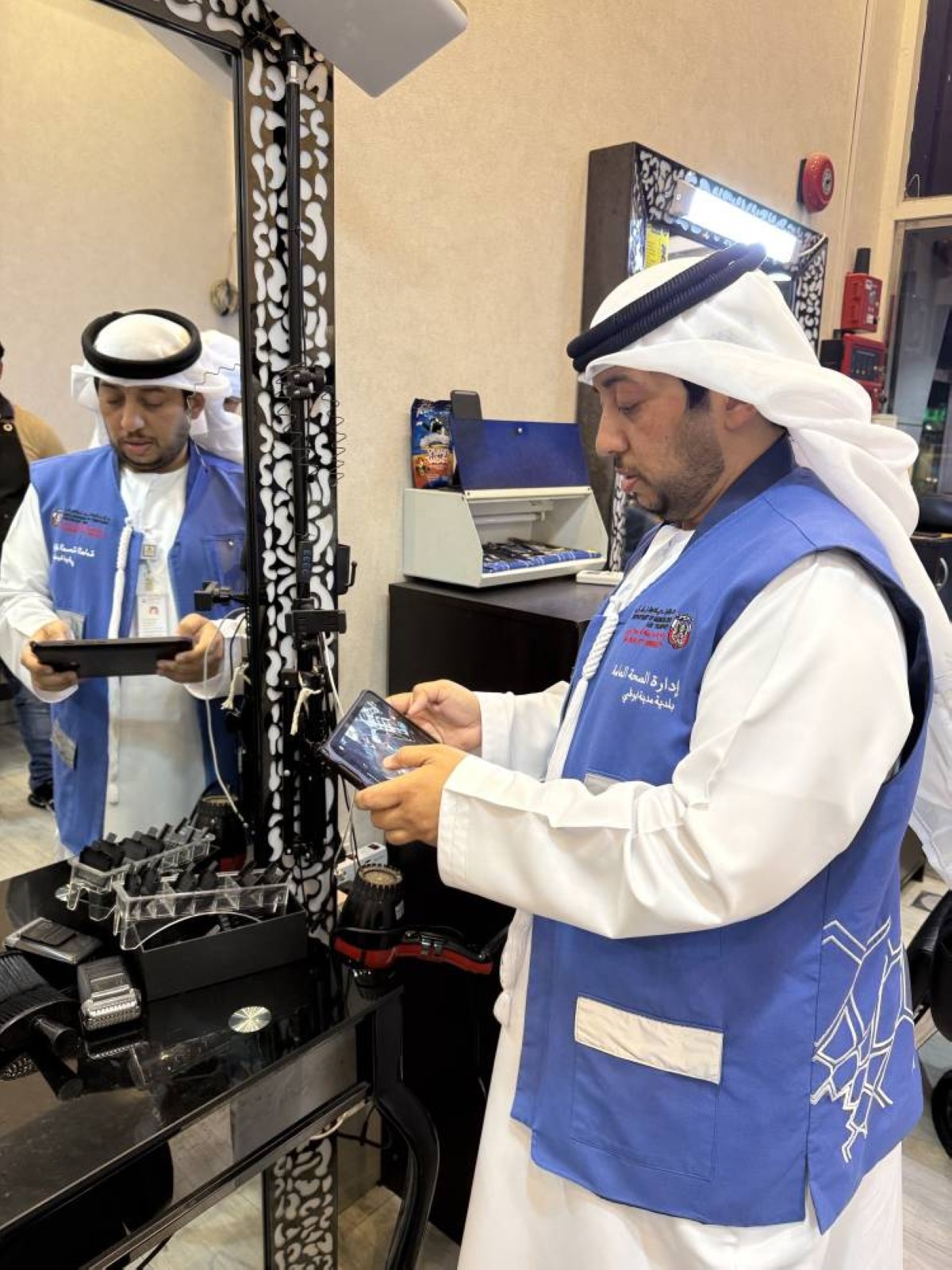 حملة تفتيشية على 450 صالون تجميل وحلاقة في أبوظبي