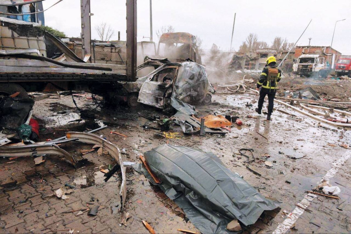 آثار الدمار الذي خلفته غارة بمسيرة روسية على منطقة وسط كييف