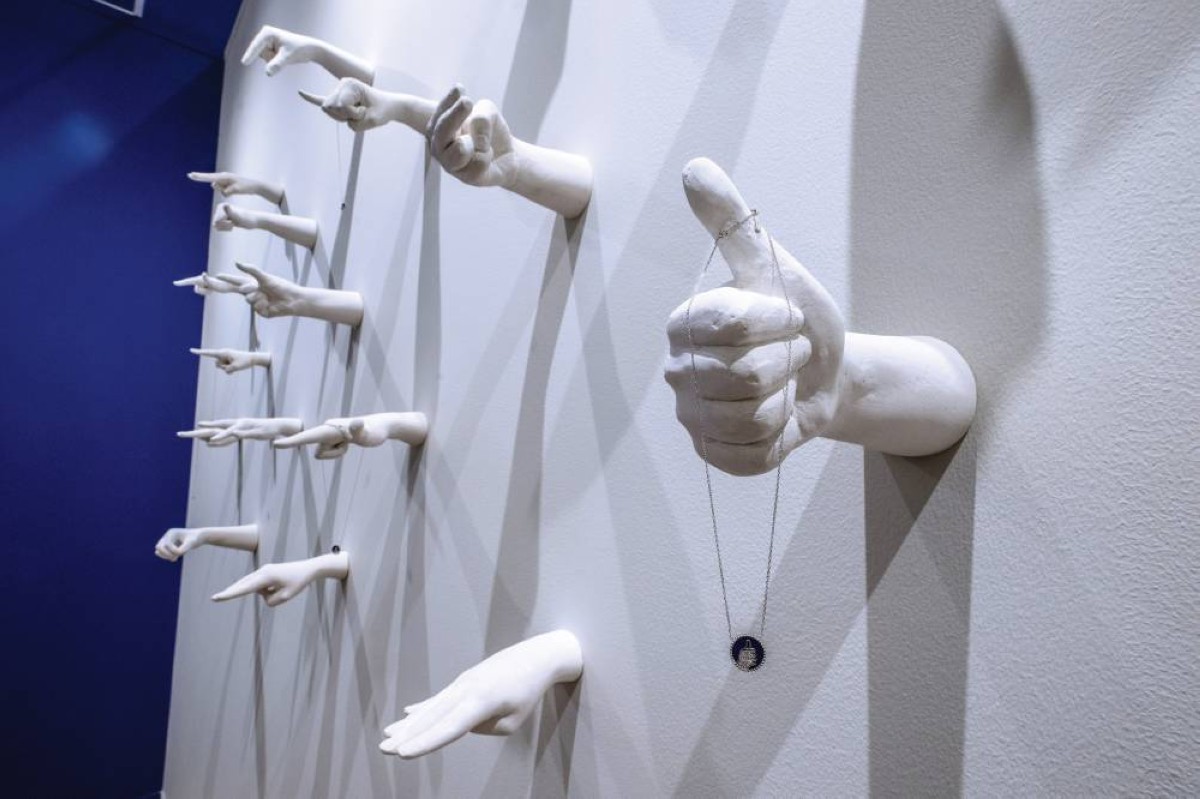 إماراتيتان تبدعان قلائد تتحدث بلغة الإشارة