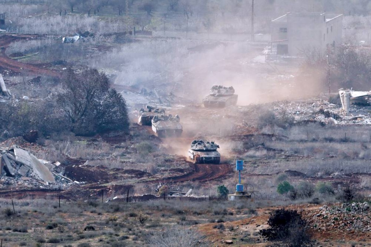 جنود إسرائيليون يتنقلون بين منازل مدمرة في قرية ميس الجبل جنوب لبنان