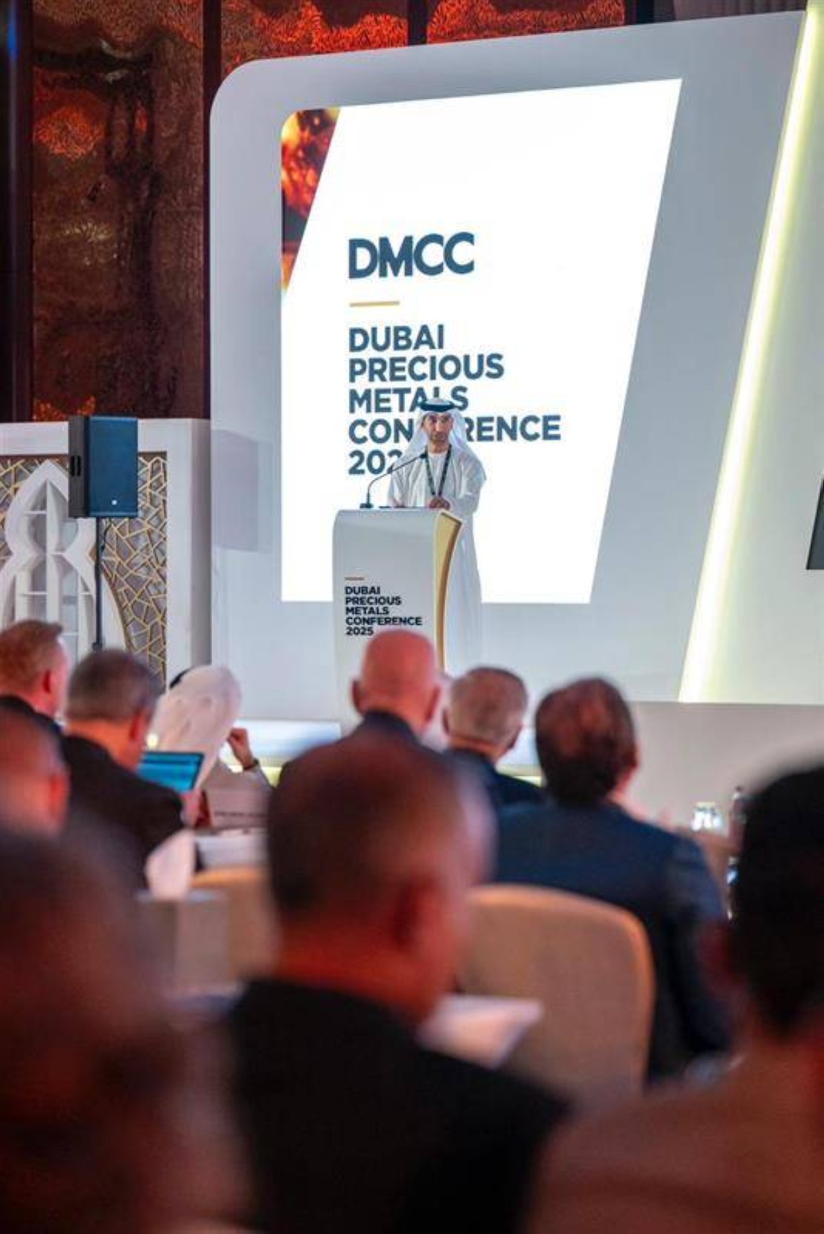 ثاني الزيودي خلال إلقاء كلمته أمام مؤتمر دبي للمعادن الثمينة