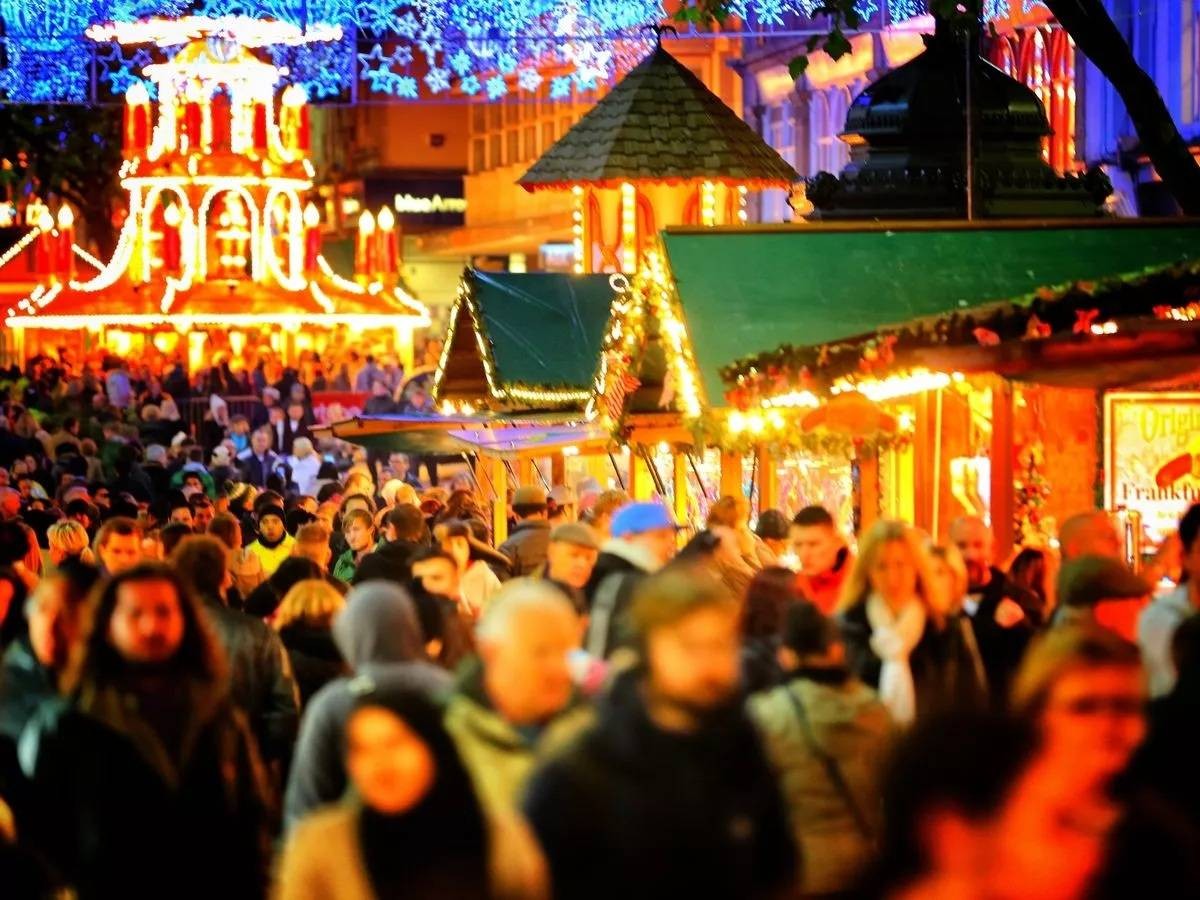 الذكاء الاصطناعي يستدرج السياح إلى قصر باكنغهام بخدعة "السوق الملكي"