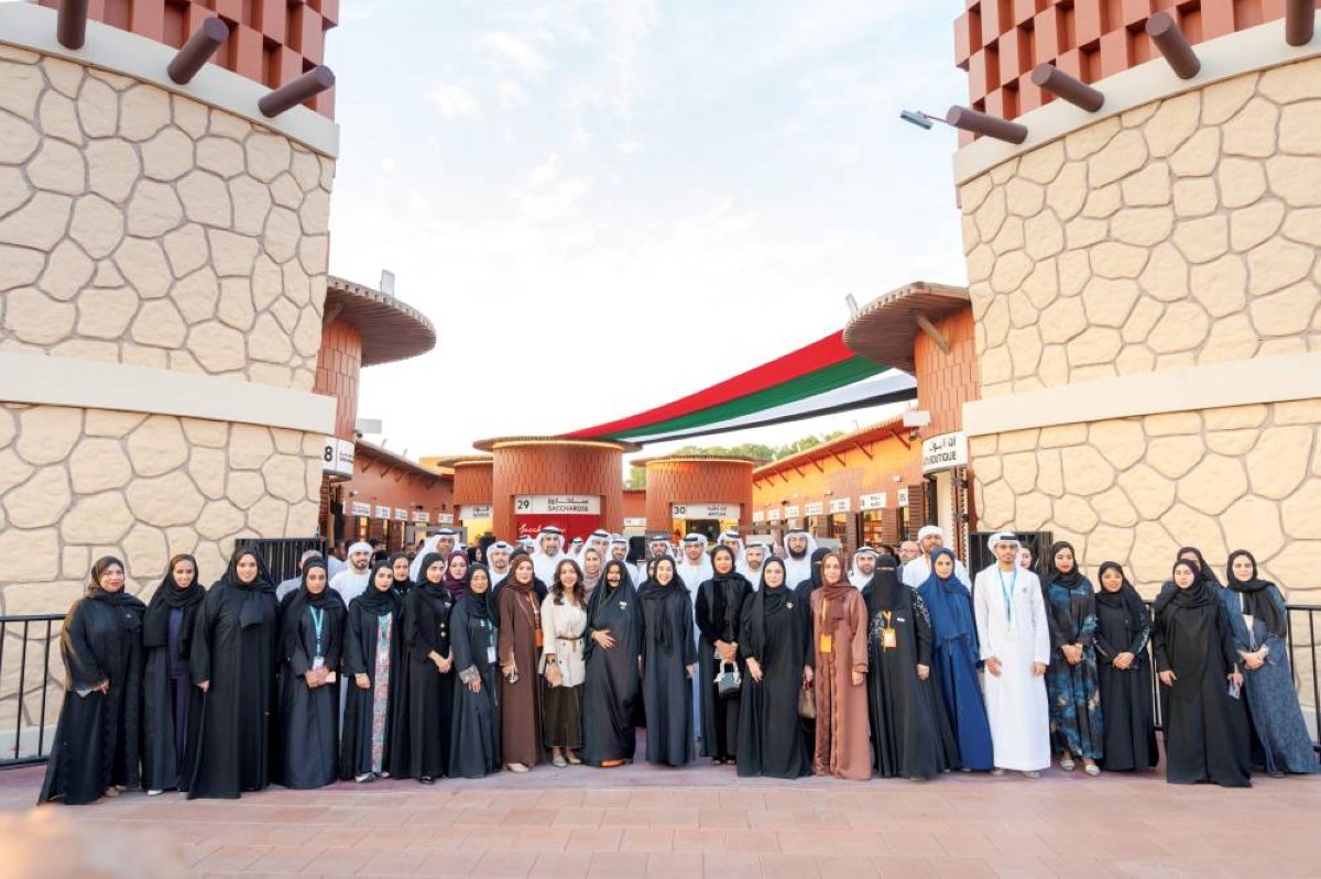 شما المزروعي ورواد الأعمال من الأسر الإماراتية خلال الزيارة