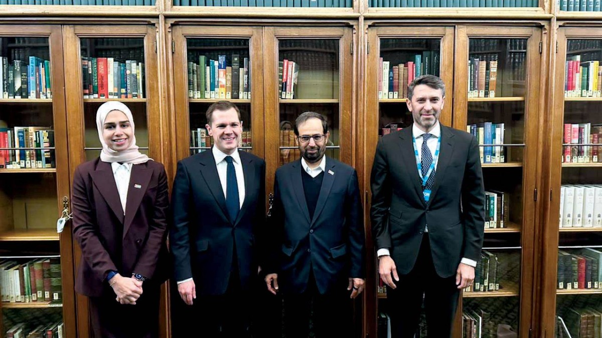 علي النعيمي وروبرت إدوارد خلال اللقاء بحضور سارة فلكناز ومنصور بالهول