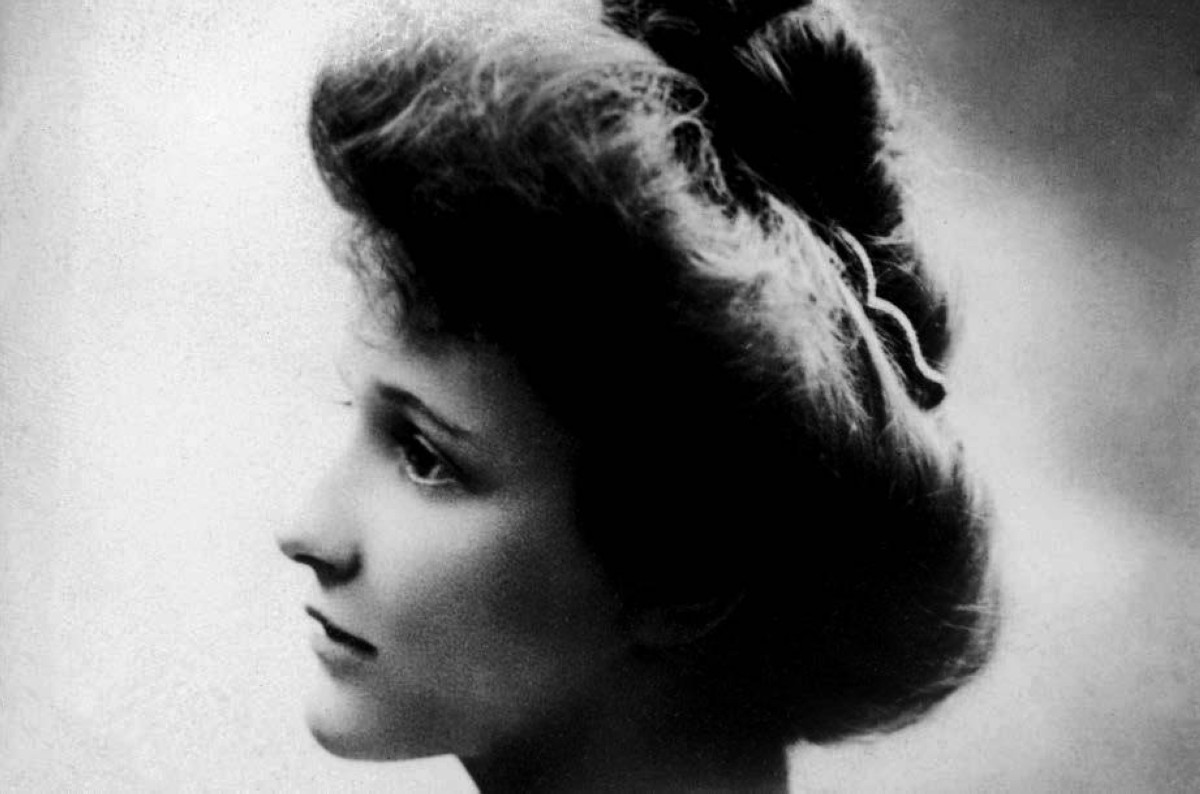 1919  الليدي أستور أول امرأة تحضر جلسات مجلس العموم البريطاني بعد انتخابها لعضويته.