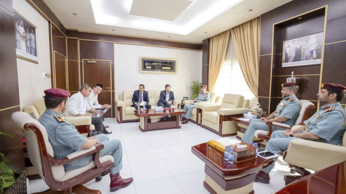 سلطان النعيمي خلال لقائه وفد شركة «هيكفيجن»